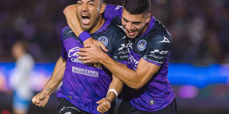 Mazatlán se impone 2-1 al Puebla, amarra repechaje y se libra de la multa