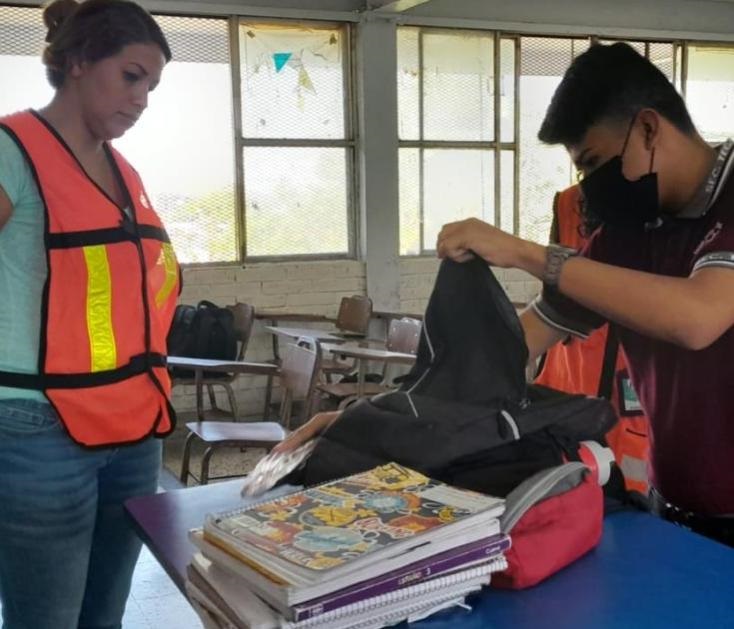 Realizan revisión de mochilas