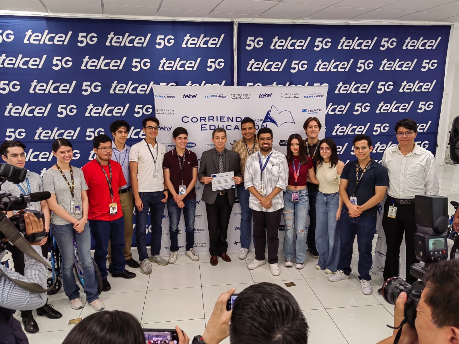 Entrega Fundación Telmex - Telcel becas y apoyos sociales