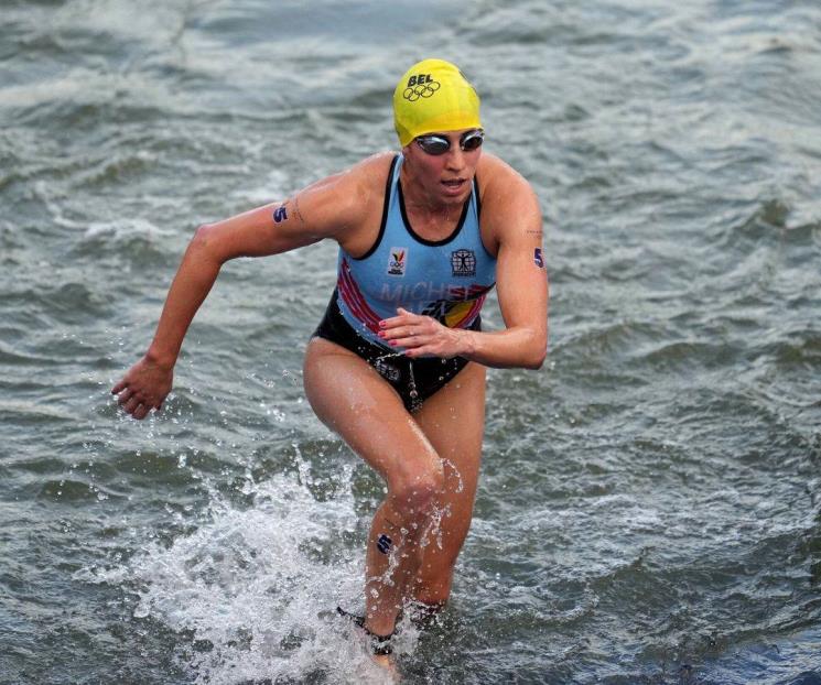 Triatleta hospitalizada por nadar en río Sena