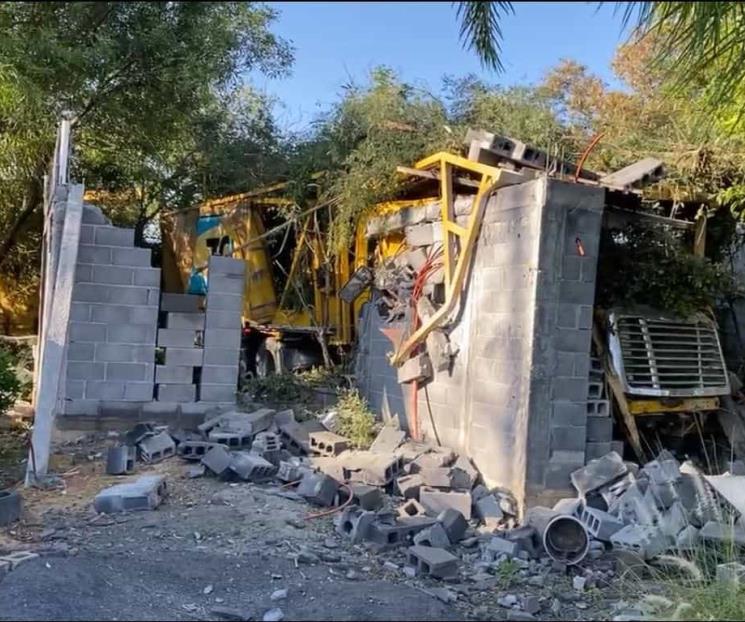 Impacta tráiler casa en construcción