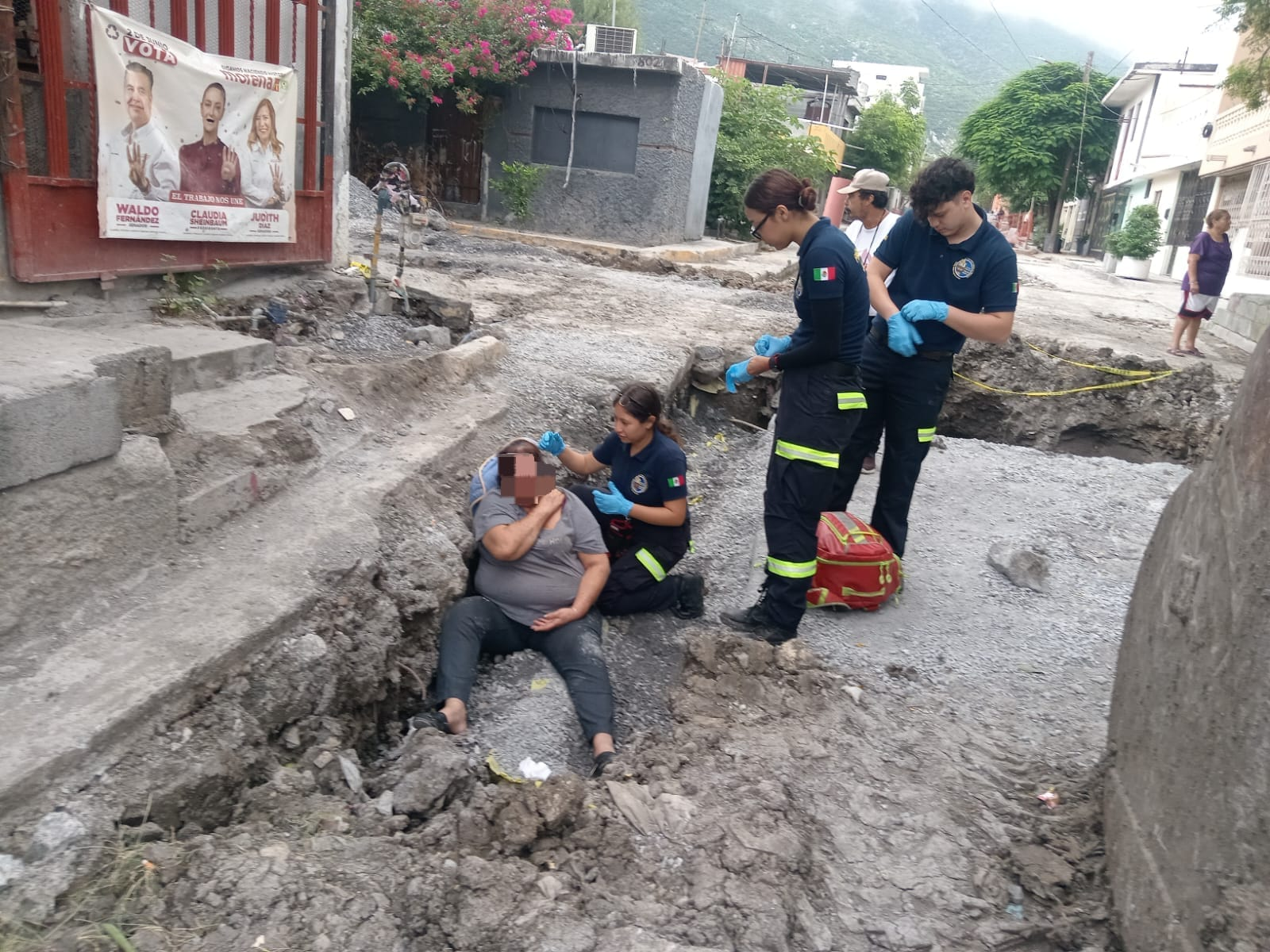 Cae mujer de la tercera edad a zanja de Agua y Drenaje