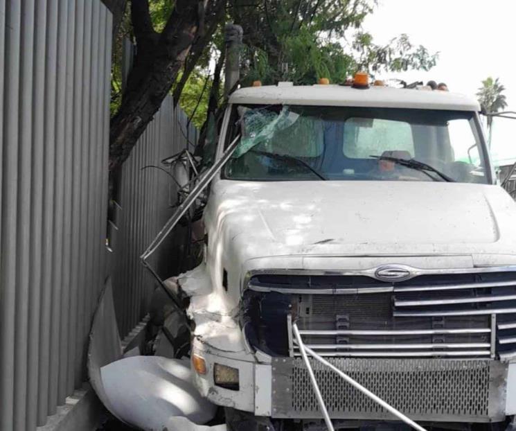 Choca tráiler contra parada de camión, hay 2 muertos y 2 heridos