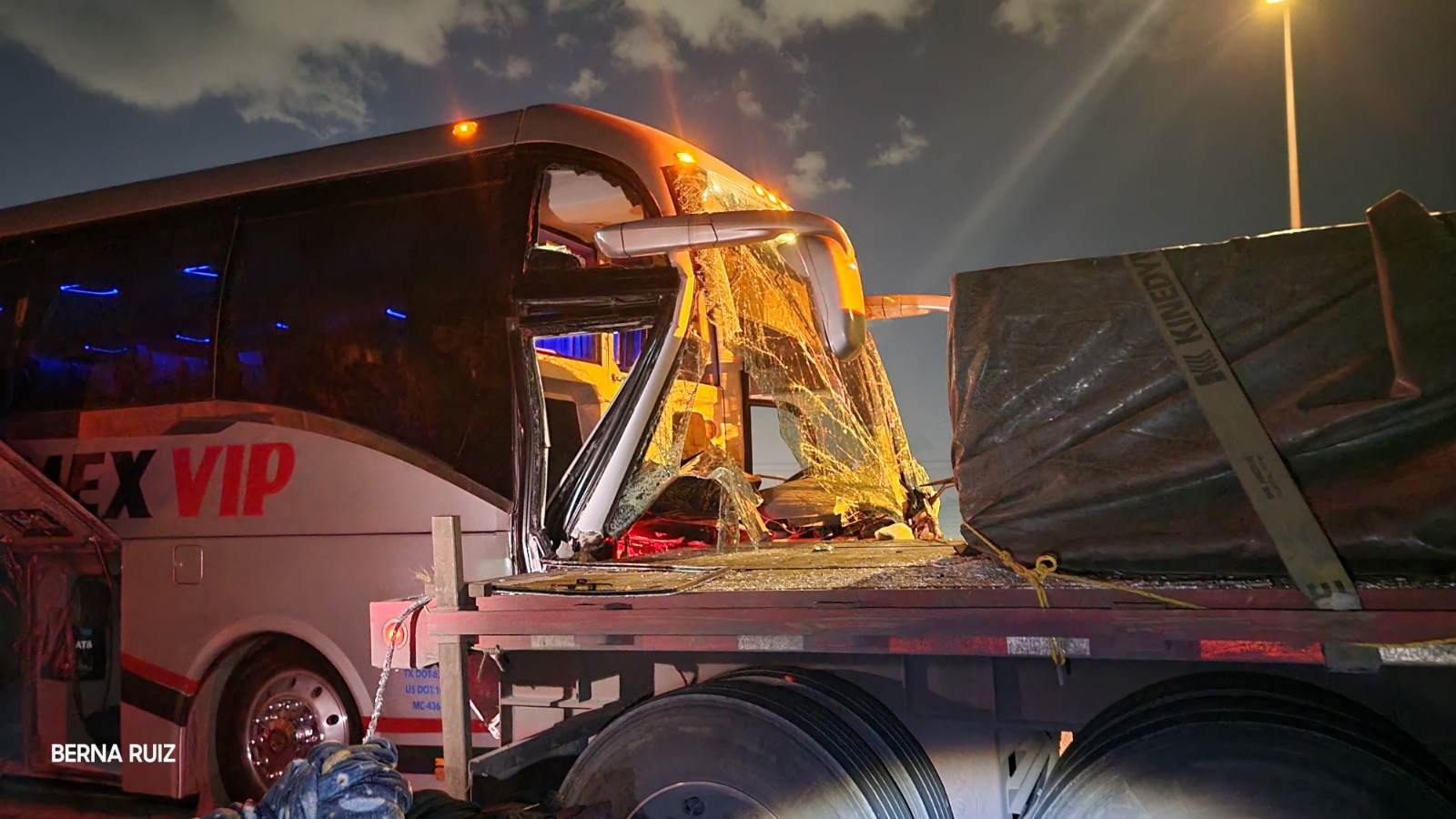 DEJA 21 LESIONADOS ACCIDENTE ENTRE CAMION Y AUTOBUS EN GARCIA.