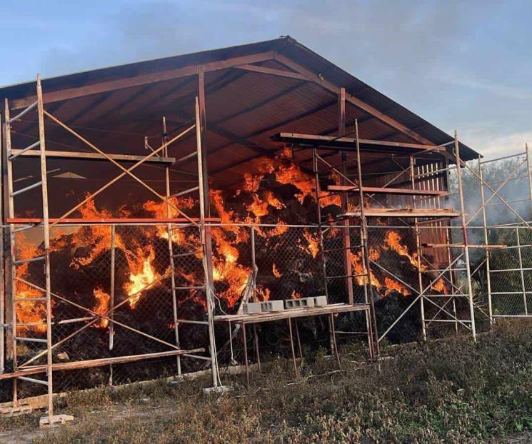 Arde bodega en rancho de Linares