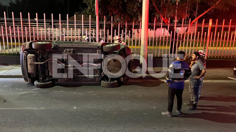 Muere mujer en volcadura en Monterrey