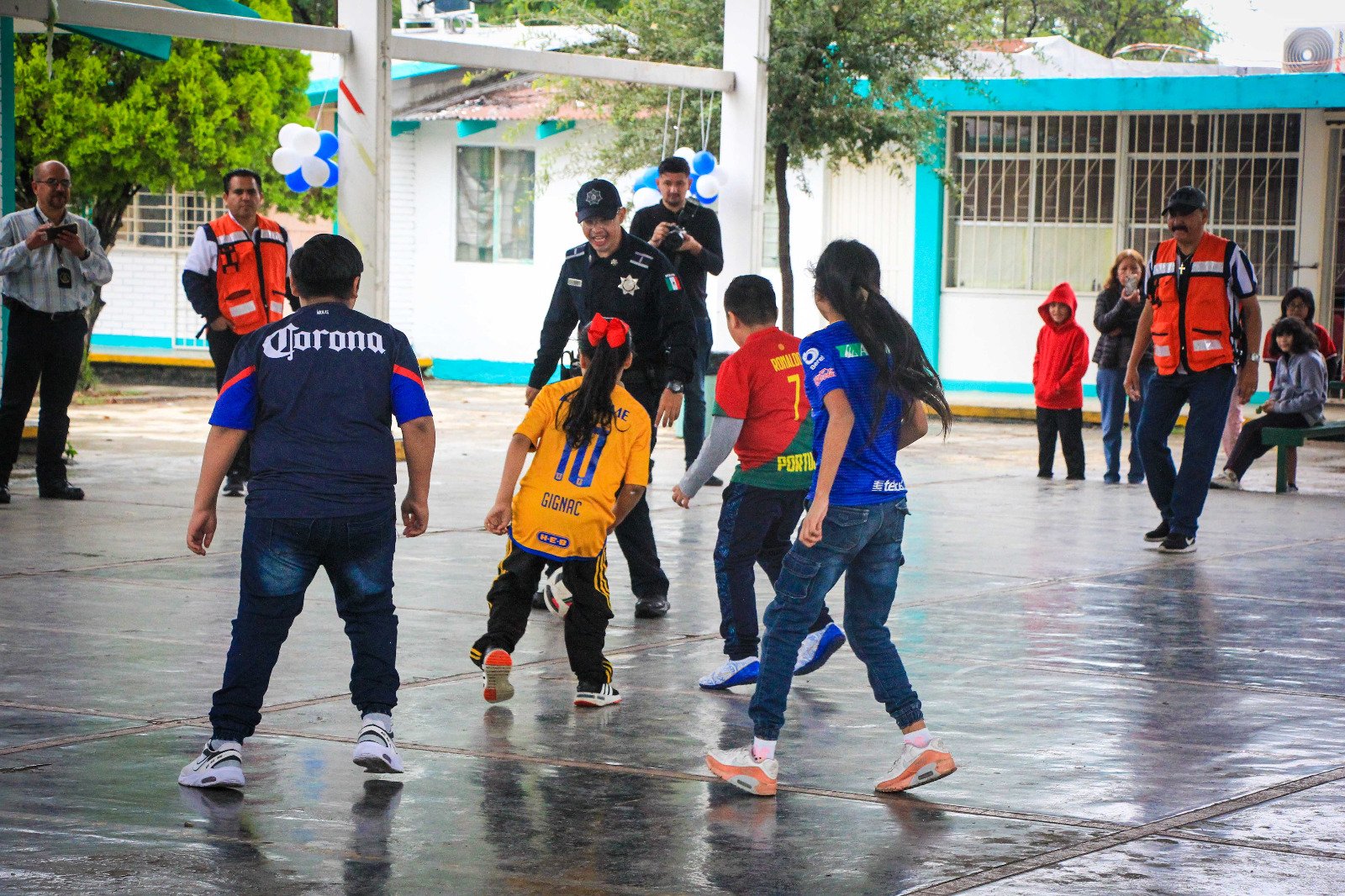 Arman “clásico” entre policías y estudiantes en Guadalupe