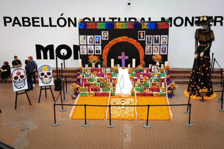 Inaugura Monterrey Altar de Muertos
