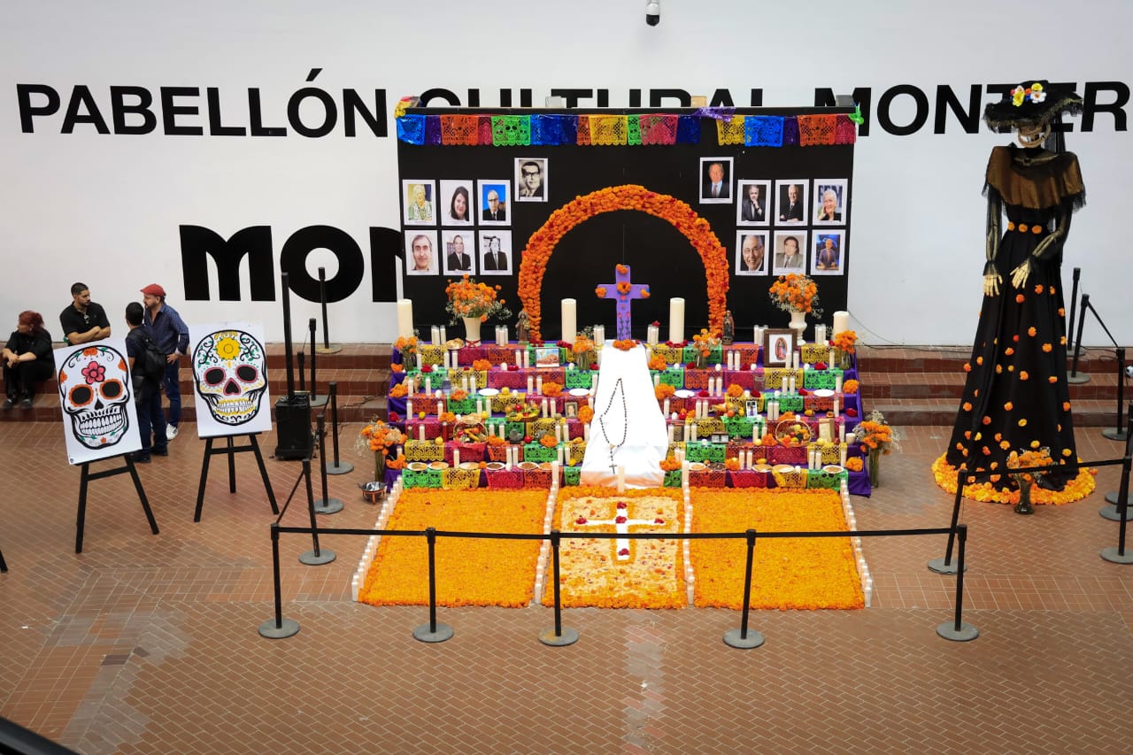 Inaugura Monterrey Altar de Muertos
