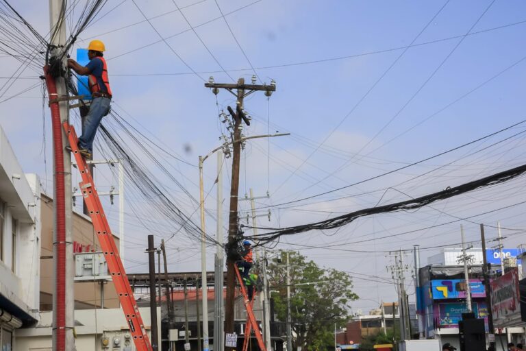 Reinicia Monterrey operativos para erradicar telarañas de cables