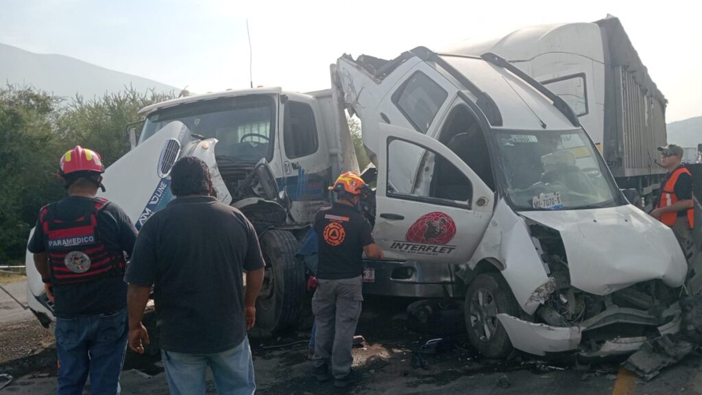 Choque de tres tráilers y una camioneta paraliza el Libramiento