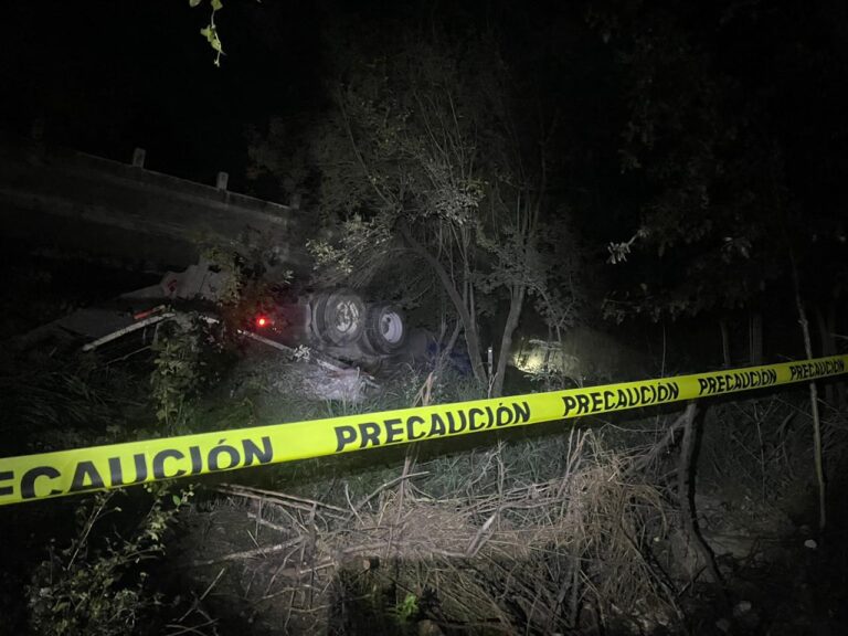 Mueren dos al volcar trailer en Montemorelos
