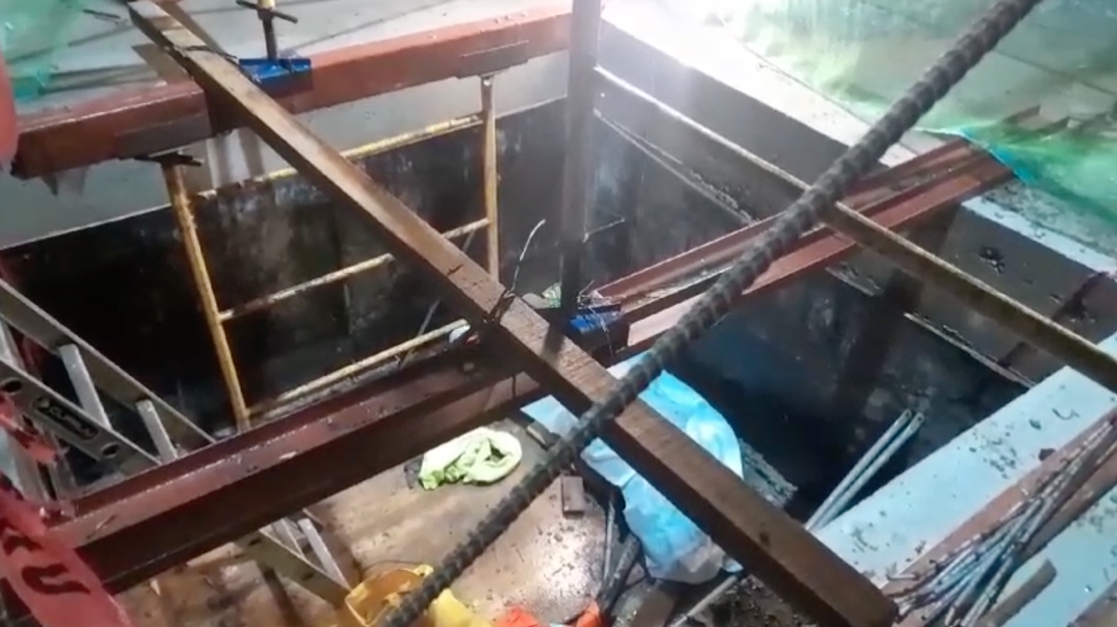 Muere trabajadora al caer 6 metros de una construcción