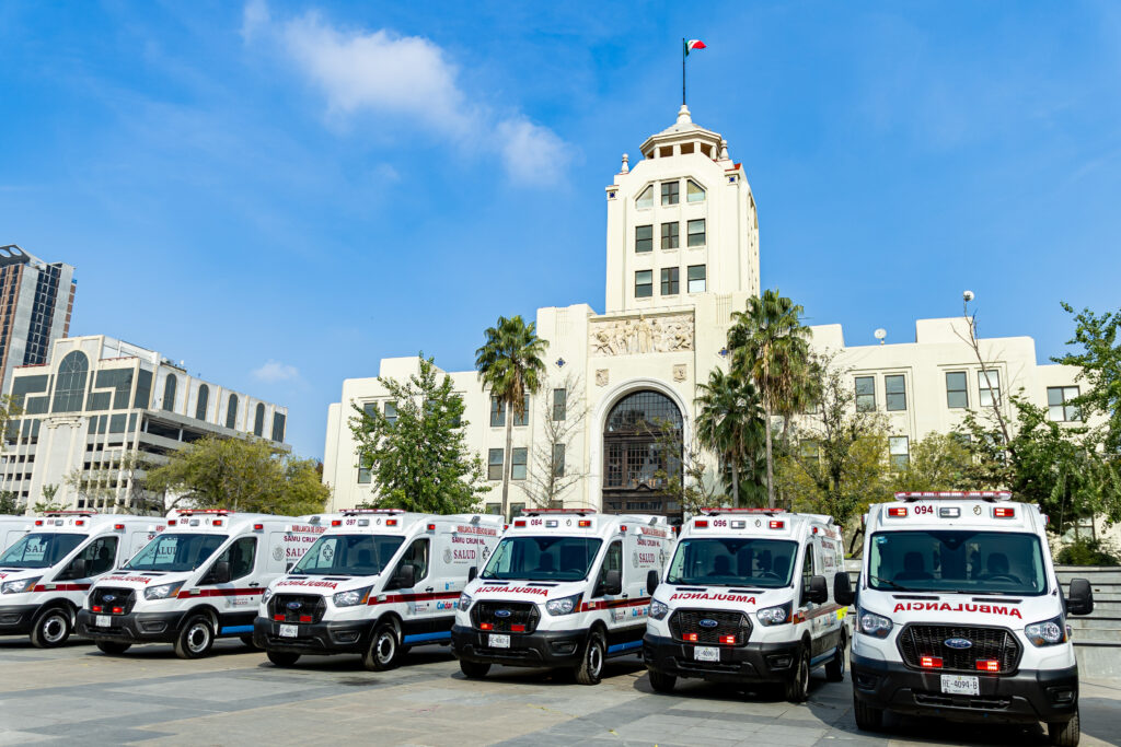 Entrega Samuel 30 nuevas ambulancias