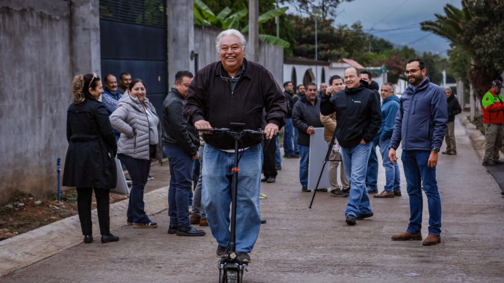 Vecinos de Viento Libre estrenan calles en Santiago