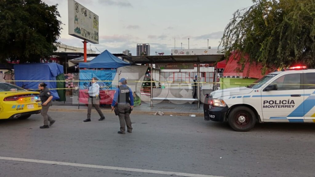 Asesinan a un hombre en la Plaza Fundadores en Monterrey