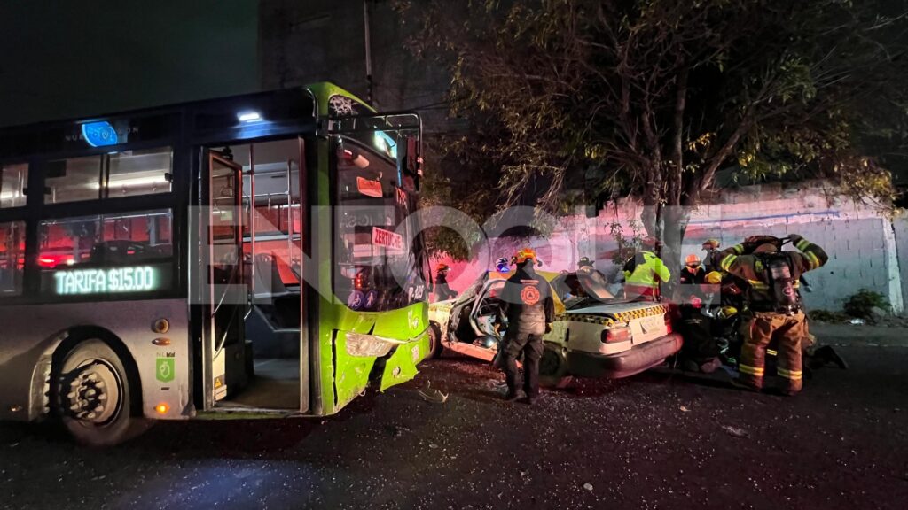 Choque entre camión y taxi deja un muerto en Monterrey