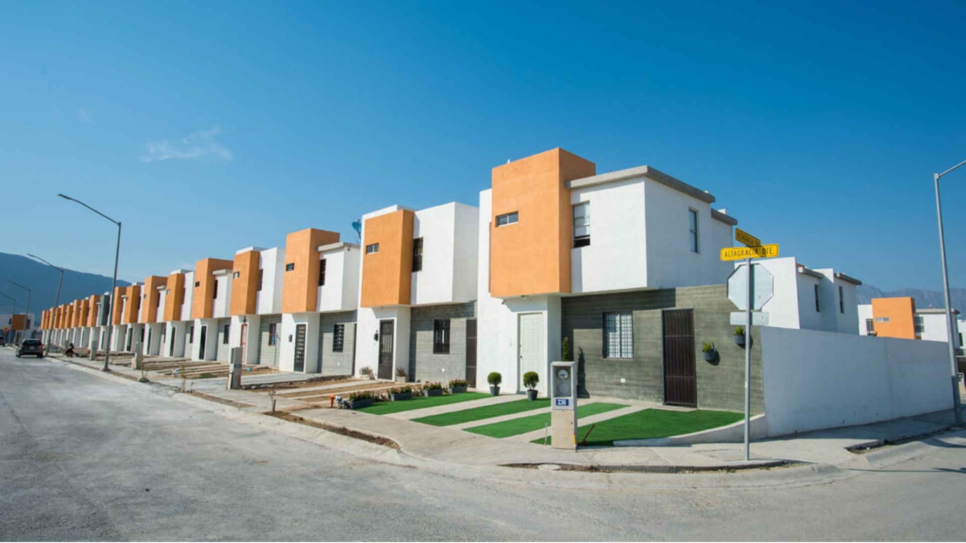 Firma Samuel convenio para facilitar adquisición de 33 mil viviendas