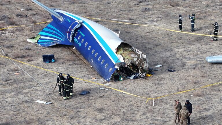 Hallan las cajas negras del avión de Azerbaijan Airlines