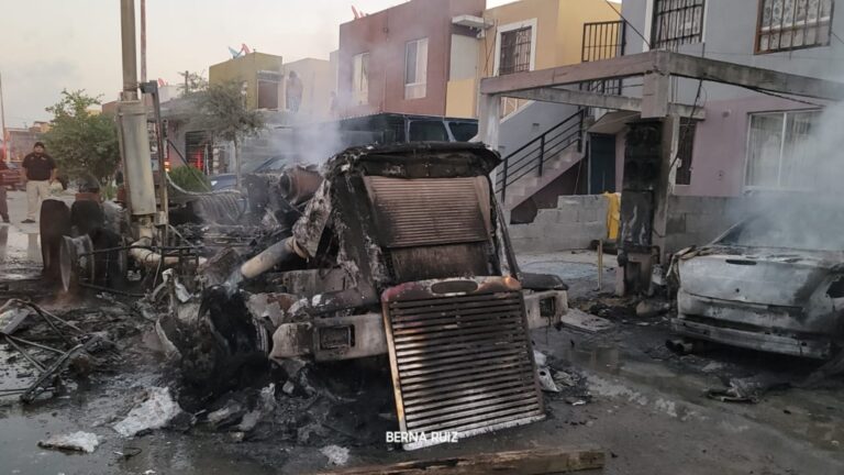 Tractocamión y dos autos quedan consumidos por el fuego en Pesquería