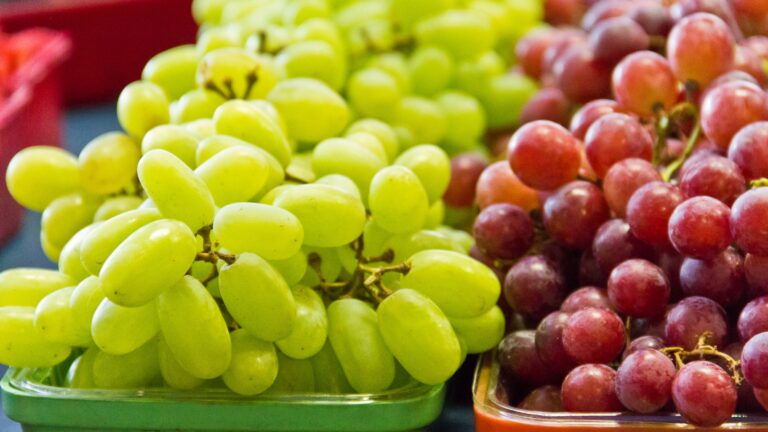 Regios acaparan las tradicionales uvas en mercados para el fin de año