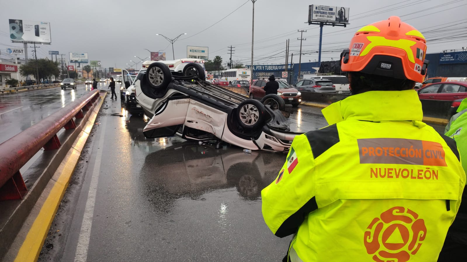 Volcadura en Miguel Alemán deja un lesionado en Apodaca