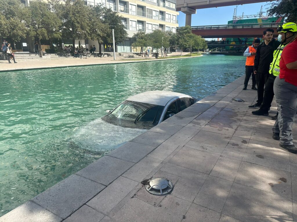 Conductor de 83 años cae al Paseo Santa Lucía