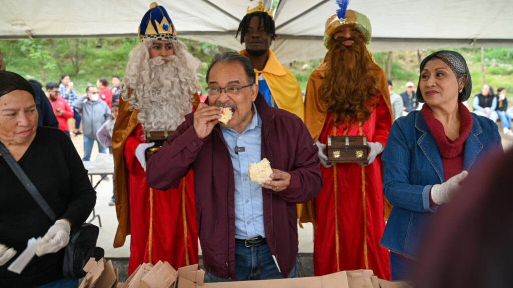 Reyes Magos reparten rosca en Escobedo