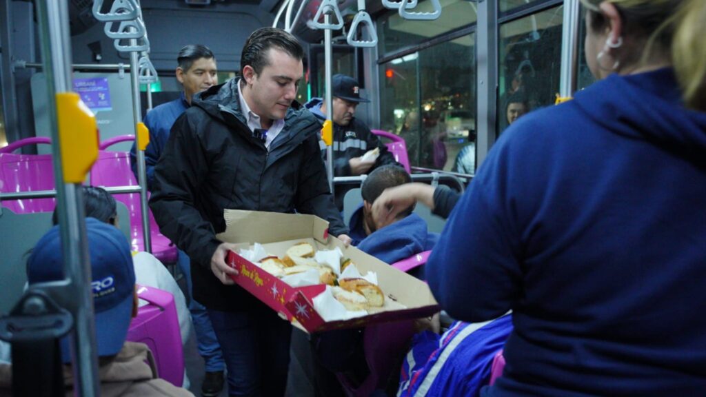 Recorre Manuel Guerra paradas de camiones para regalar Rosca de Reyes