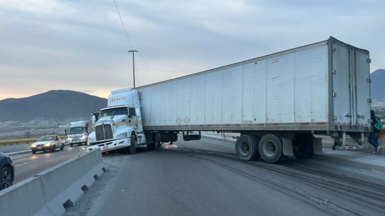 Accidente de tráiler en Camino a Las Pedreras en Escobedo