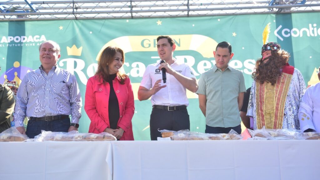 César Garza Comparte Rosca de Reyes en Colonias de Apodaca