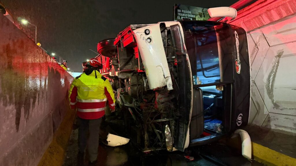 Autobús se vuelca al sur de Monterrey; 17 lesionados