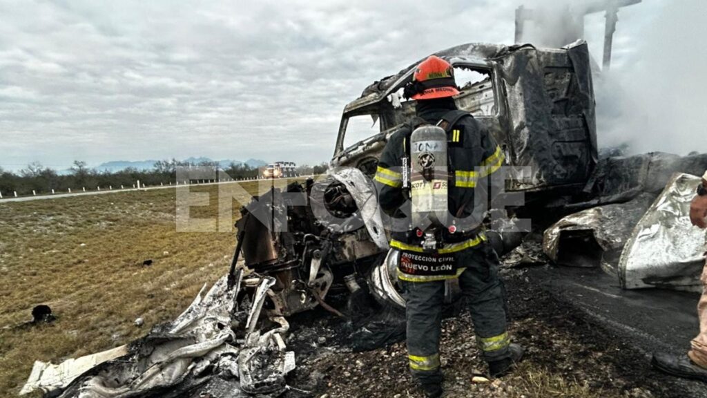 Incendio tras choque de tráileres paraliza la Autopista a Laredo