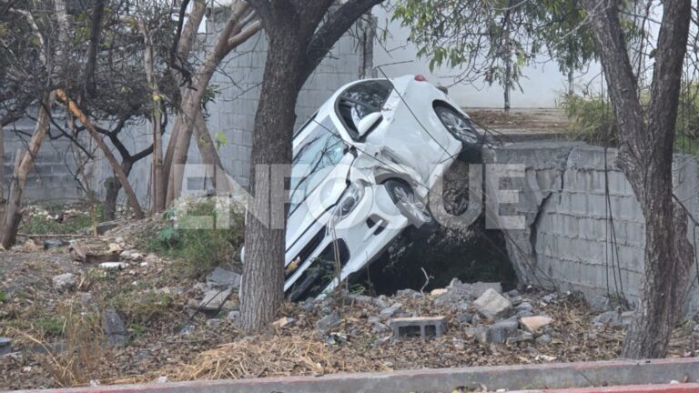 Accidente vial descubre auto robado en Santa Catarina