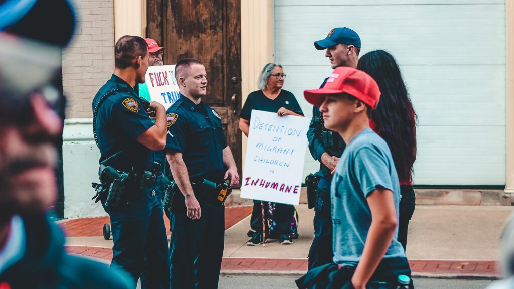 Legisladores de Arizona impulsan ley para facilitar deportaciones; detendrían a sospechosos de ser inmigrantes