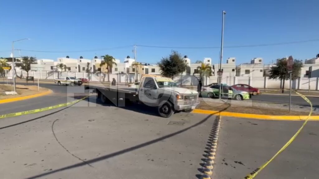 Sale al baño y le roban el camión; policía lo recupera