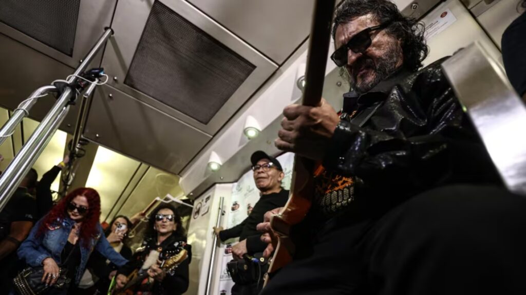 Sorprende Alex Lora con mini concierto en Tren Suburbano por 55 aniversario