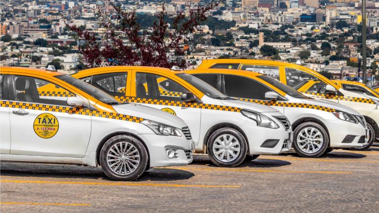 Suben tarifas de taxis en NL: incremento de hasta el 300% en el banderazo