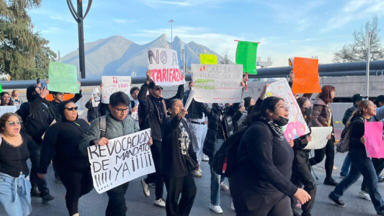 Protestan por ‘tarifazo’ y bloquean Constitución y Morones Prieto