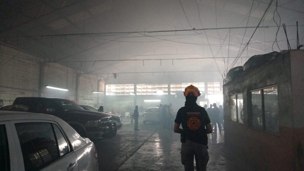 Confunden incendio con carne asada en bodega de Monterrey