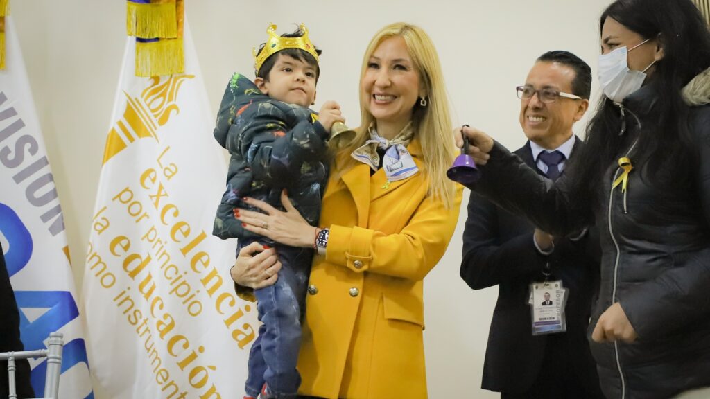 Ever y Gerardo superan el cáncer y tocan la campana en el Hospital Universitario