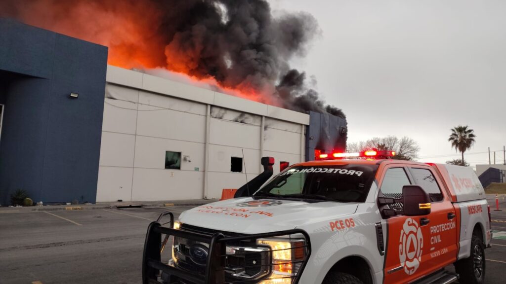 Incendio en fábrica de plástico en Apodaca