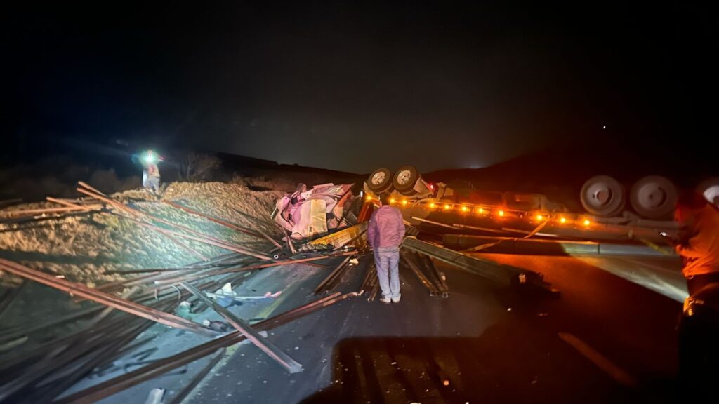 Cierre en la Carretera Monterrey-Saltillo por volcadura de tráiler en García