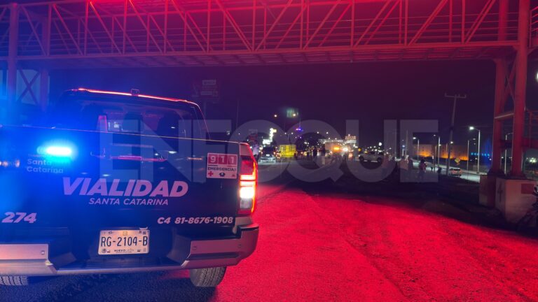 Hombre muere atropellado bajo puente peatonal