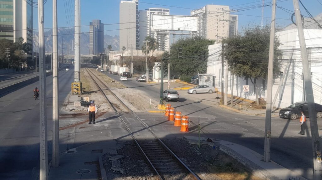 Limpian área afectada por choque de tren y autobús