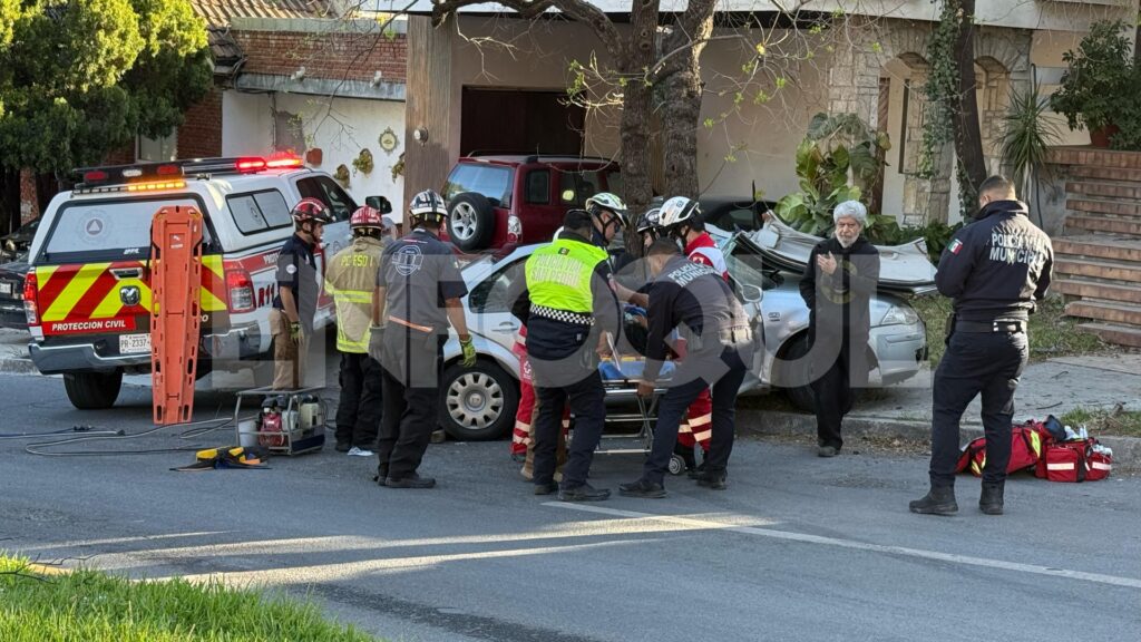 Dos mujeres resultan lesionadas tras chocar contra un árbol en San Pedro