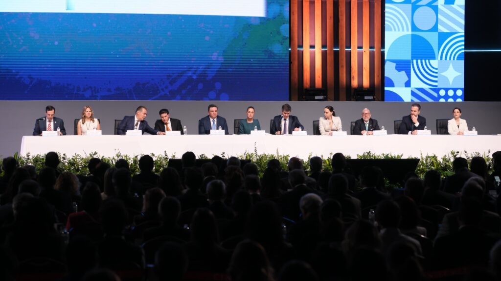 Sostiene Claudia Sheinbaum reunión en evento de CAINTRA Nuevo León