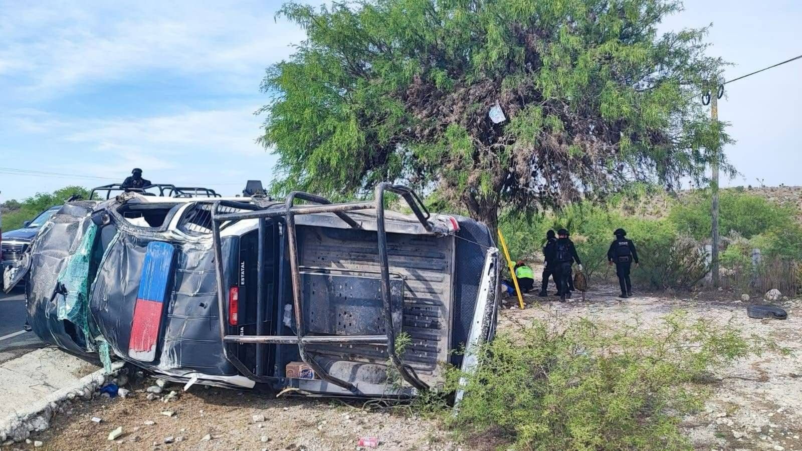 Vuelca unidad de Fuerza Civil en Dr. Arroyo; hay dos muertos y tres lesionados