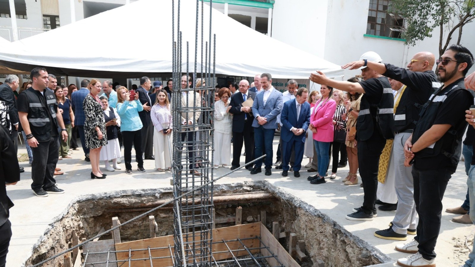 Coloca Adrián primera piedra del nuevo edificio de Cáritas de Monterrey