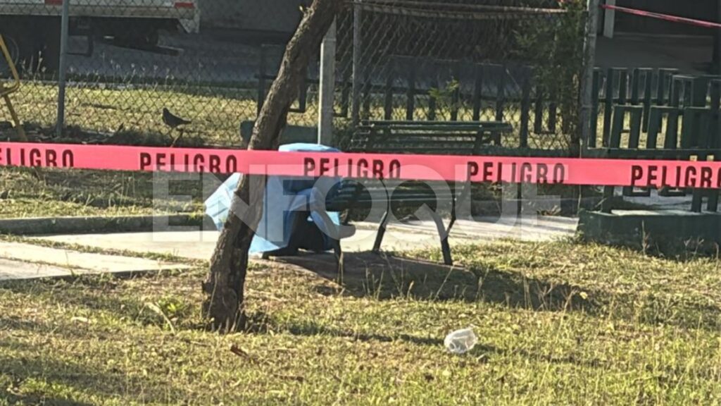 Hombre es encontrado sin vida en banca de plaza en la Colonia del Fierro, Monterrey